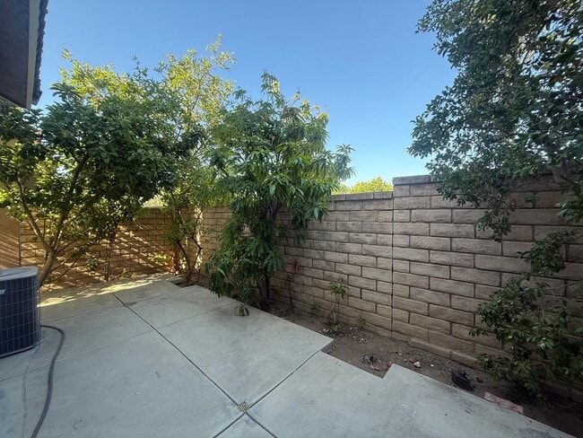 Building Photo - 3 bed, 2 1/2 bath home in East Simi Valley