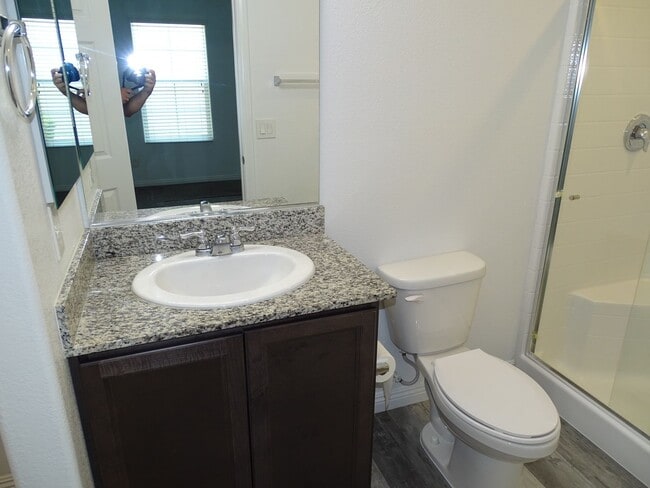 Building Photo - 3 Bed, 2 Bath Townhome Just Outside of Nel...