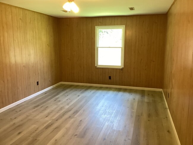Building Photo - 3121 Hawthorn Circle
