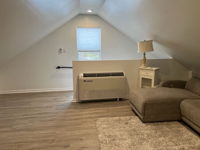 Building Photo - Beautiful Home with a Country Setting