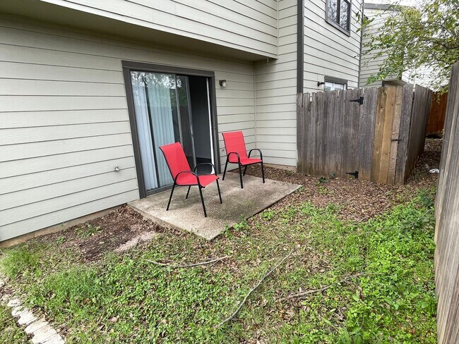 Building Photo - 3 BEDROOM CONDO BY UNT