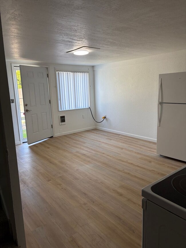 Building Photo - Newly Remodeled One Bedroom Apartment in Newberg