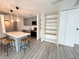 Building Photo - 607 S Prospect Ave