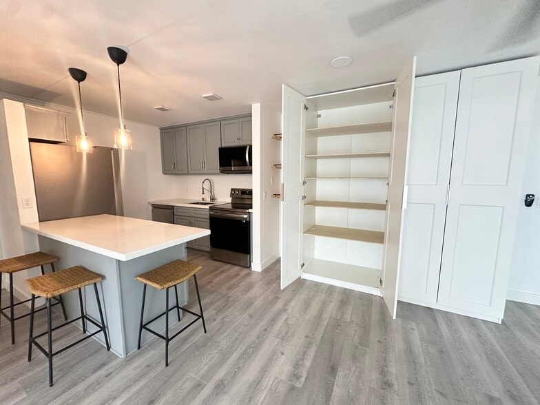 Primary Photo - 607 S Prospect Ave