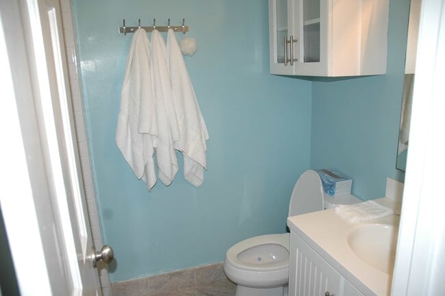 Full Bath 1 - 333 Whitaker St