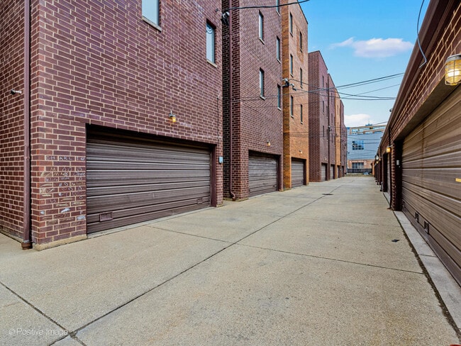 Building Photo - 1047 W Monroe St