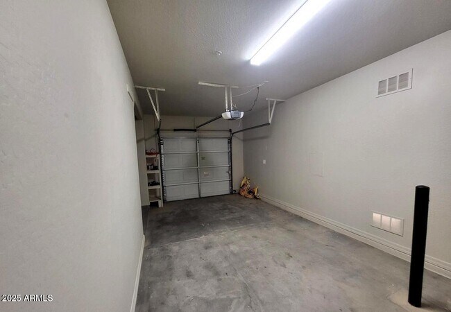 Building Photo - 6119 E Knolls Way N