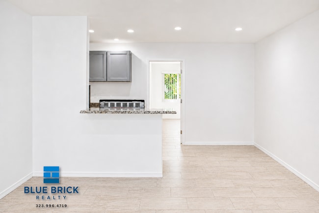 Building Photo - 5942 N Tujunga Ave