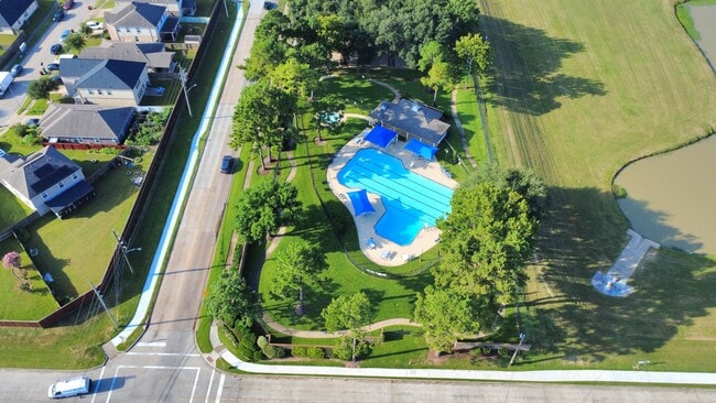 Building Photo - 21823 Wildcroft Dr