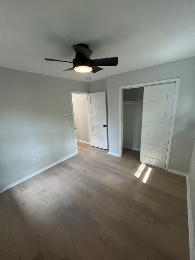 Building Photo - 220 Eveningside Dr