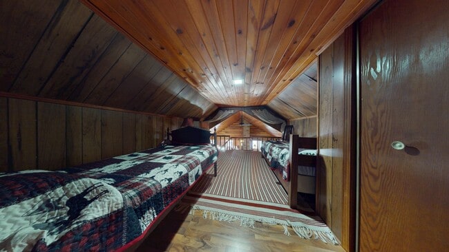 Building Photo - Beautiful Cabin in Crestview School District!