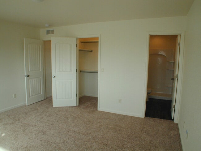 Building Photo - House For Lease