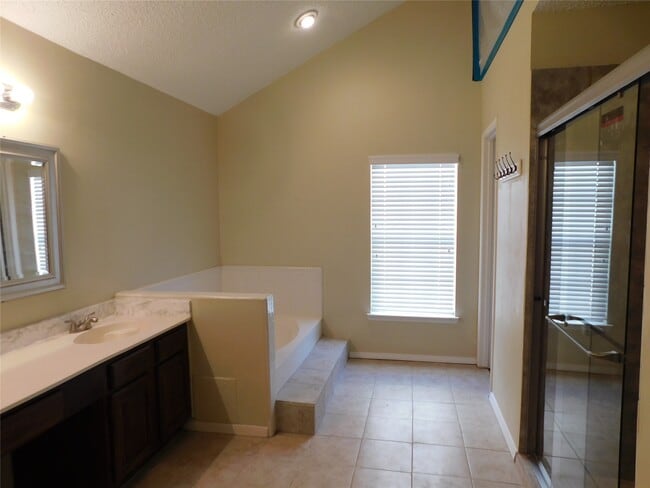 Building Photo - 3303 Rimrock Dr