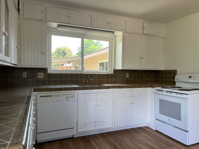 Building Photo - Two Bedroom Two Bathroom in a Parklike Set...