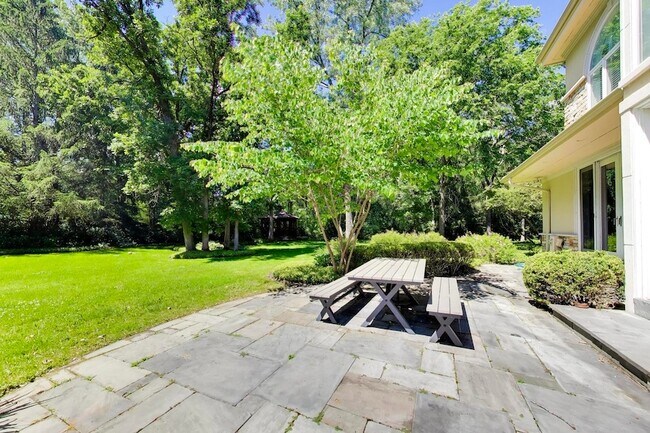 Building Photo - 148 N Ahwahnee Rd