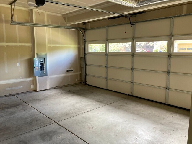 Building Photo - Newcastle Home