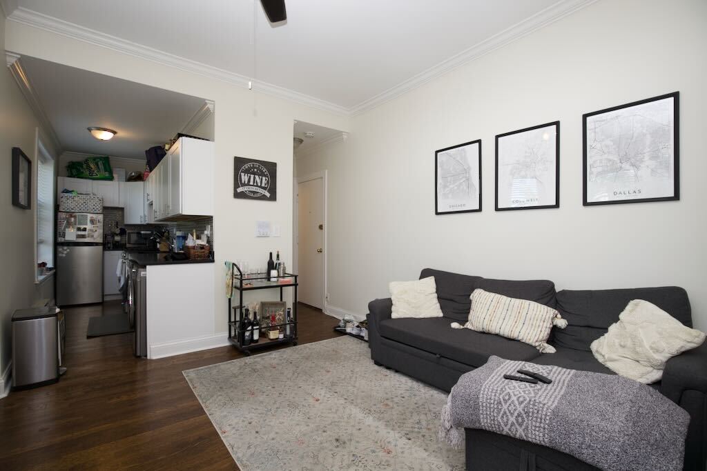 Building Photo - 923 W Waveland Ave