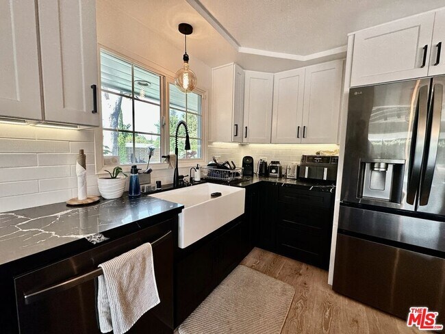 Building Photo - 22428 Victory Blvd