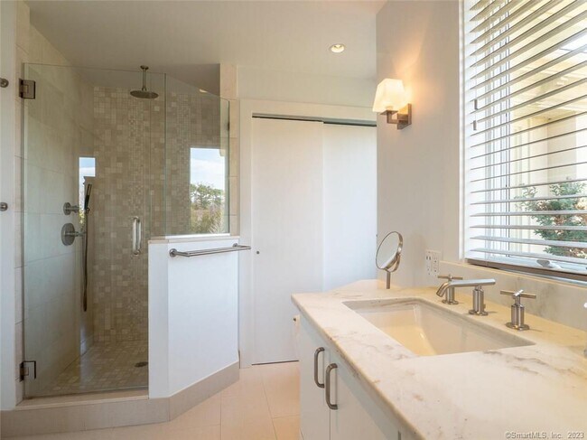 Building Photo - 10 Bluewater Hill S