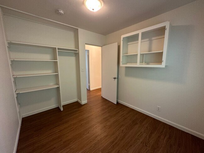 Building Photo - South Tabor 3 Bedroom 1.5 Bath Duplex Unit...