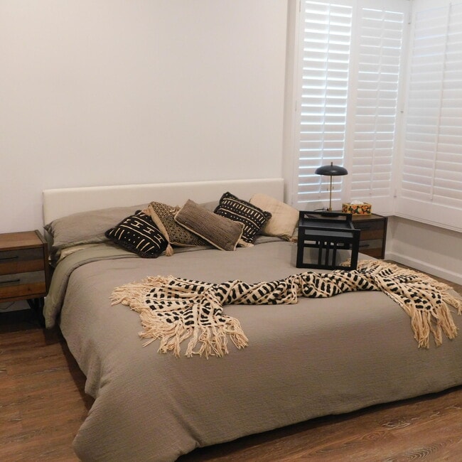 Building Photo - 14 Mission Palms Dr W