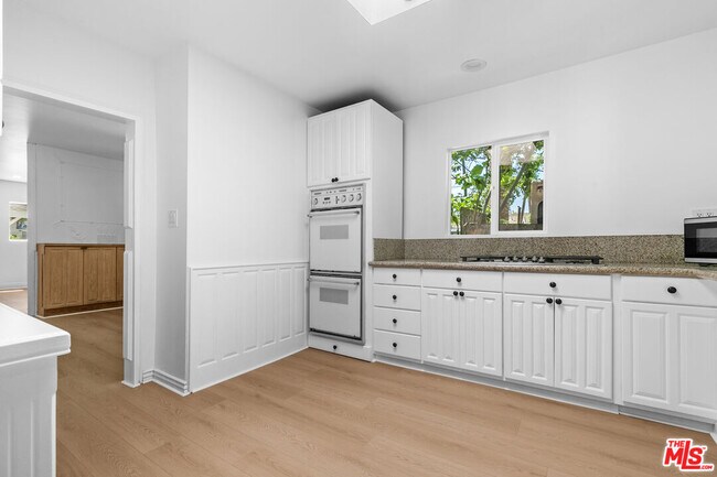 Building Photo - 3915 S Budlong Ave