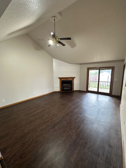 Building Photo - 327 Turf Ln