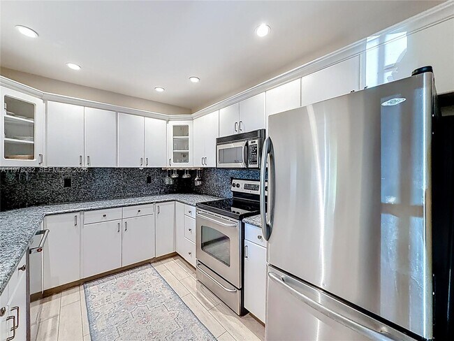 Building Photo - 2128 NE 9th Ave