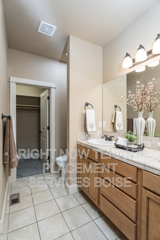 Building Photo - 994 E Winding Creek Dr