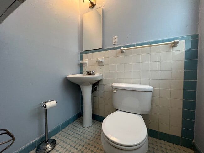 Building Photo - 2247 Branard St