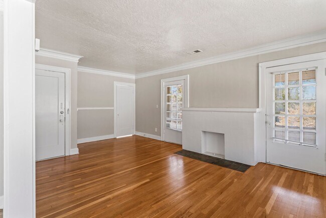 Primary Photo - Charming 2-Bedroom Apartment Near UMKC – H...