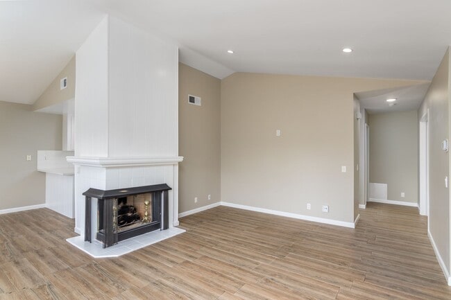 Building Photo - Beautiful two-bedroom, two-bath home in Oa...