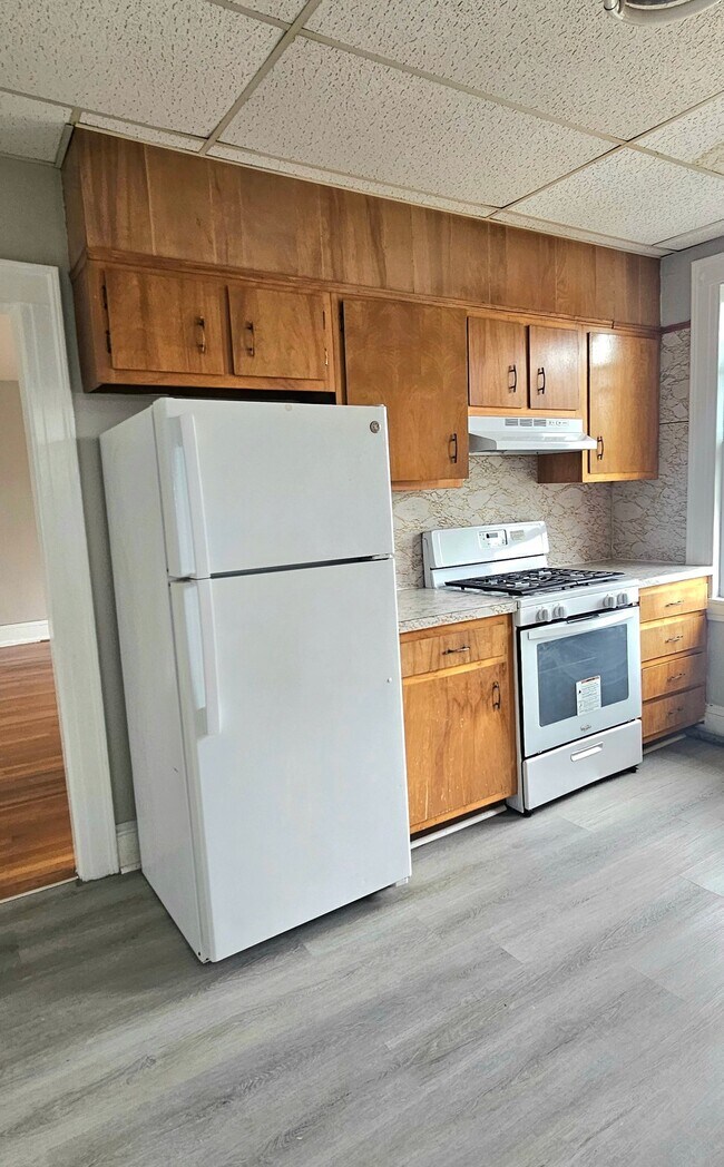 Building Photo - 305 Main St