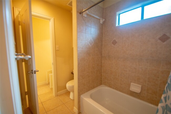 Building Photo - 5508 Junius St