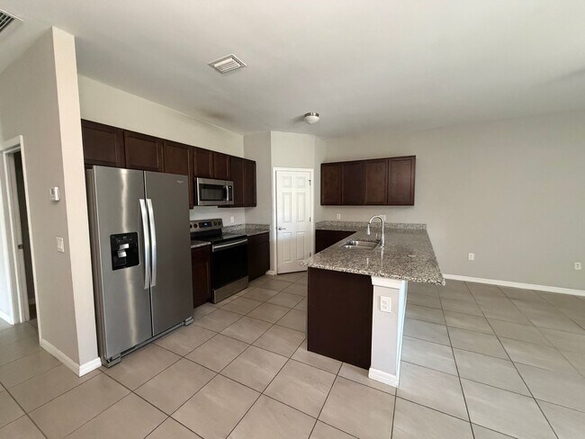 Building Photo - 523 NE 24th Ave