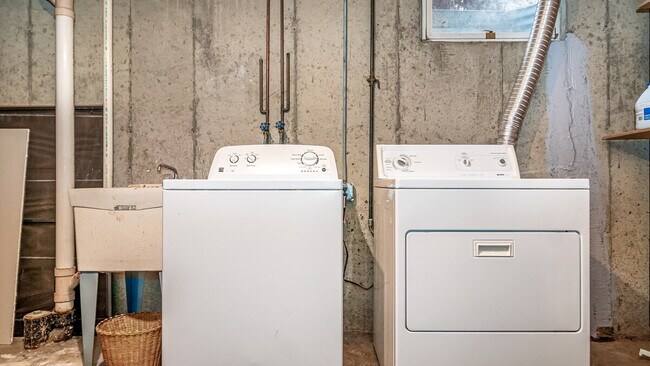 Building Photo - 886 Arthur Dr