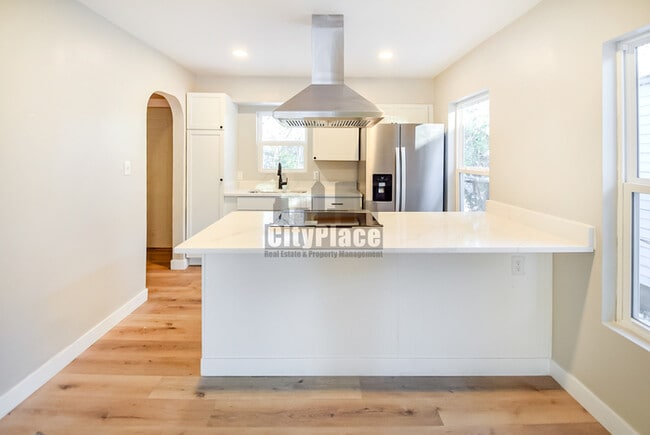 Building Photo - 3721 Kinnear Ave