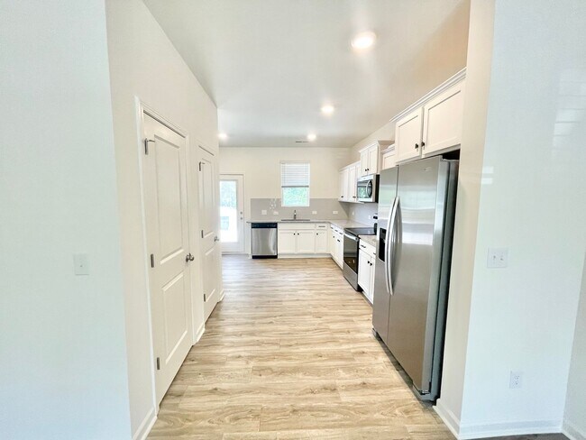 Building Photo - 3 br 2.5 ba townhome in charming Townhome ...