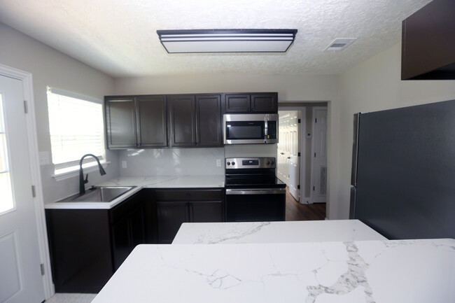 Building Photo - 713 Churchill Dr
