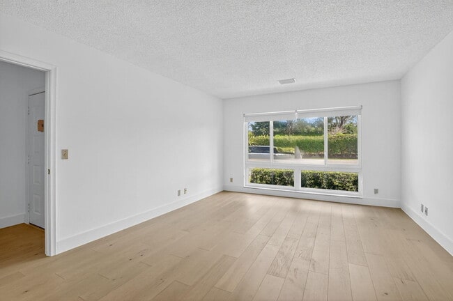 Building Photo - 708 Lago Rd