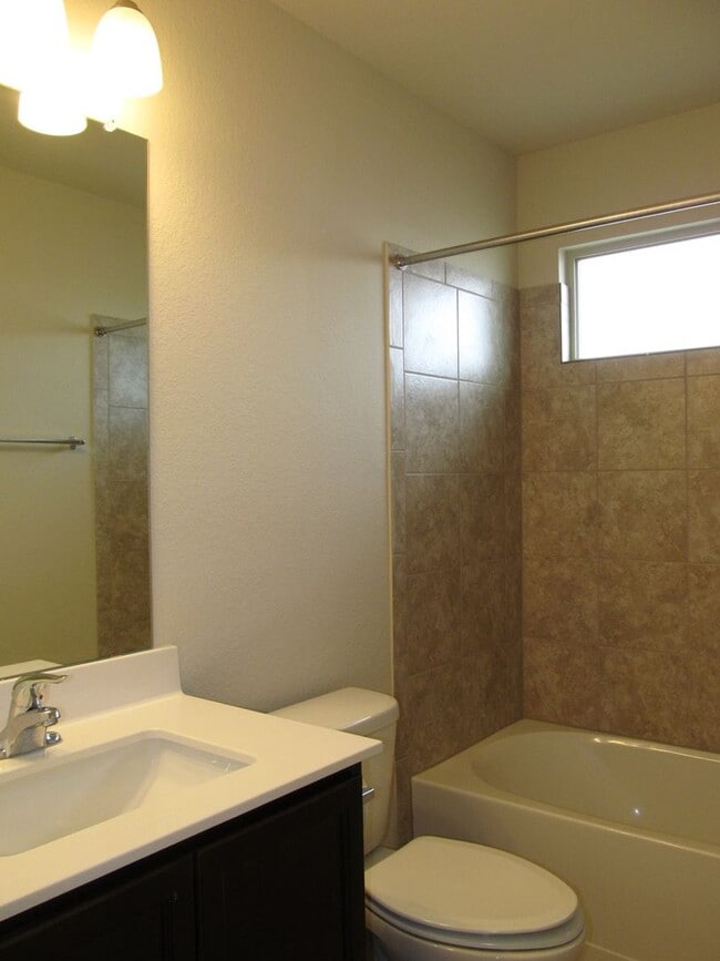 Building Photo - 3 BEDROOM NEAR STILLHOUSE HOLLOW LAKE