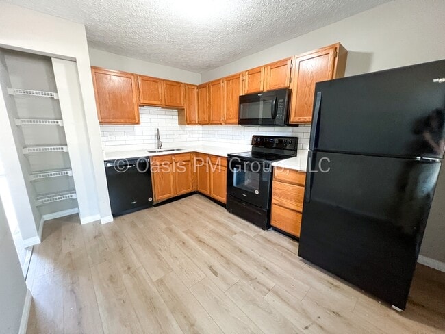 Building Photo - 1449 Valley Dr