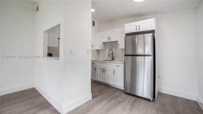 Building Photo - 720 NW 4th Ave