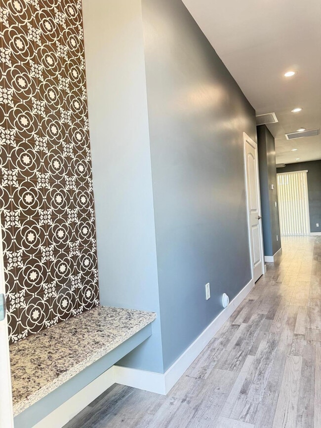 Building Photo - 1406 E Cinnabar Ave