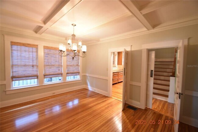 Building Photo - 810 S Packwood Ave