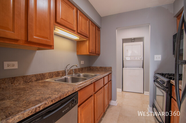 Building Photo - Crestwood 2 bedroom apartment. In unit lau...