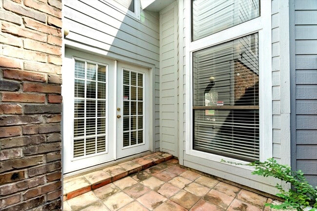 Building Photo - Lovely and Well maintained 2 bedroom & 2.5...