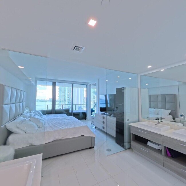 Building Photo - 650 NE 32nd St