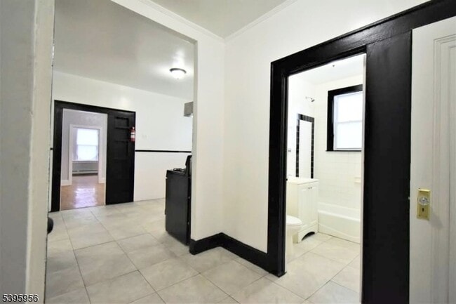 Building Photo - 352 Wainwright St