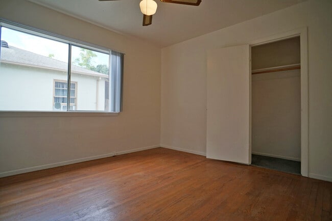 Building Photo - charming 3 bedroom 1.5 bathroom House in U...